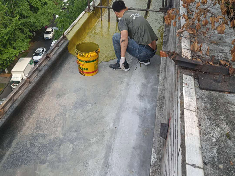 露臺防水維修：陽臺防水層由于暴露在大自然中，受到炎熱日光的暴曬，狂風的吹襲，雨雪的侵蝕，嚴寒酷暑的溫度折磨，沒有優(yōu)良的性能和良好的保護措施，難以達到要求的耐久年限。所以應選擇抗拉強度高、延伸率大、耐老化好的防水材料。 在大雨天和臺風時，當雨量大于地漏的排水能力時，就有可能陽臺地面形成積水，當水量太大時，就有可能漫過推拉門的防水框從而進入室內(nèi)。因此，在選擇陽臺地漏的時候，較好選擇排水量較大，排水順暢的地漏。 未封閉的陽臺遇到暴雨會大量進水，為避免雨水泛入室內(nèi)，所以地面裝修時要考慮水平傾斜度，保證水能流向排水孔，不能讓水對著房間流。陽臺地面應低于室內(nèi)樓層地面30——60毫米，向排水方向作平緩斜坡，外緣設擋水邊坎，將水導入雨水管排出。