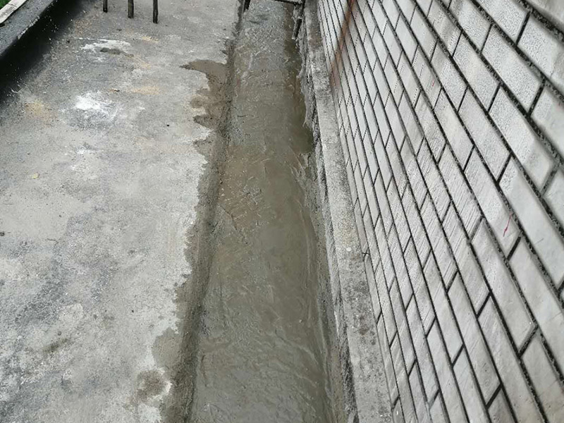 露臺防水維修：陽臺防水層由于暴露在大自然中，受到炎熱日光的暴曬，狂風的吹襲，雨雪的侵蝕，嚴寒酷暑的溫度折磨，沒有優(yōu)良的性能和良好的保護措施，難以達到要求的耐久年限。所以應選擇抗拉強度高、延伸率大、耐老化好的防水材料。 在大雨天和臺風時，當雨量大于地漏的排水能力時，就有可能陽臺地面形成積水，當水量太大時，就有可能漫過推拉門的防水框從而進入室內(nèi)。因此，在選擇陽臺地漏的時候，較好選擇排水量較大，排水順暢的地漏。 未封閉的陽臺遇到暴雨會大量進水，為避免雨水泛入室內(nèi)，所以地面裝修時要考慮水平傾斜度，保證水能流向排水孔，不能讓水對著房間流。陽臺地面應低于室內(nèi)樓層地面30——60毫米，向排水方向作平緩斜坡，外緣設擋水邊坎，將水導入雨水管排出。