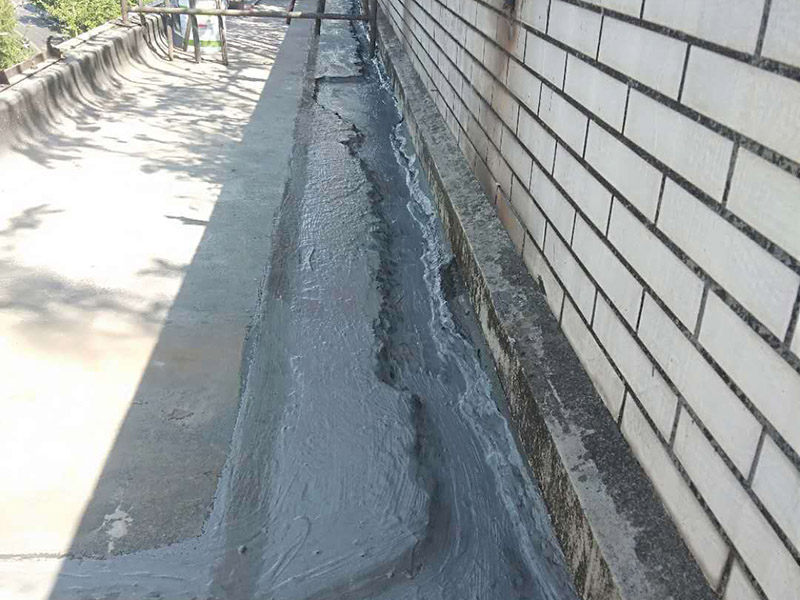 露臺防水維修：陽臺防水層由于暴露在大自然中，受到炎熱日光的暴曬，狂風的吹襲，雨雪的侵蝕，嚴寒酷暑的溫度折磨，沒有優(yōu)良的性能和良好的保護措施，難以達到要求的耐久年限。所以應選擇抗拉強度高、延伸率大、耐老化好的防水材料。 在大雨天和臺風時，當雨量大于地漏的排水能力時，就有可能陽臺地面形成積水，當水量太大時，就有可能漫過推拉門的防水框從而進入室內(nèi)。因此，在選擇陽臺地漏的時候，較好選擇排水量較大，排水順暢的地漏。 未封閉的陽臺遇到暴雨會大量進水，為避免雨水泛入室內(nèi)，所以地面裝修時要考慮水平傾斜度，保證水能流向排水孔，不能讓水對著房間流。陽臺地面應低于室內(nèi)樓層地面30——60毫米，向排水方向作平緩斜坡，外緣設擋水邊坎，將水導入雨水管排出。
