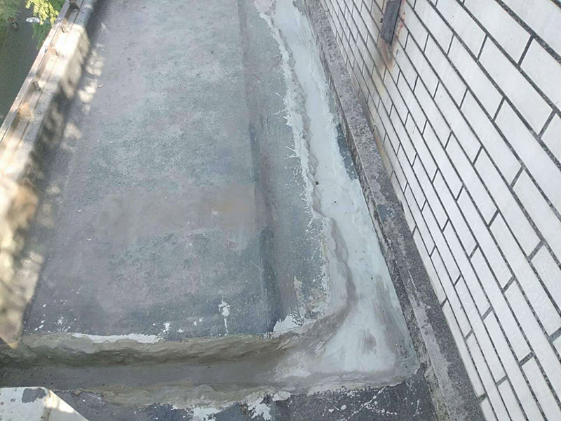 露臺防水維修：陽臺防水層由于暴露在大自然中，受到炎熱日光的暴曬，狂風的吹襲，雨雪的侵蝕，嚴寒酷暑的溫度折磨，沒有優(yōu)良的性能和良好的保護措施，難以達到要求的耐久年限。所以應選擇抗拉強度高、延伸率大、耐老化好的防水材料。 在大雨天和臺風時，當雨量大于地漏的排水能力時，就有可能陽臺地面形成積水，當水量太大時，就有可能漫過推拉門的防水框從而進入室內(nèi)。因此，在選擇陽臺地漏的時候，較好選擇排水量較大，排水順暢的地漏。 未封閉的陽臺遇到暴雨會大量進水，為避免雨水泛入室內(nèi)，所以地面裝修時要考慮水平傾斜度，保證水能流向排水孔，不能讓水對著房間流。陽臺地面應低于室內(nèi)樓層地面30——60毫米，向排水方向作平緩斜坡，外緣設擋水邊坎，將水導入雨水管排出。