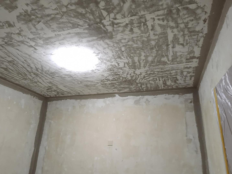 墻面改造翻新：在舊墻面上重新刷乳膠漆之前，一般先要對舊墻上的油污、浮灰、空鼓或裂紋等做處理，清除浮灰，鏟除起砂翹皮等部位，對油污的部位，應先將原有涂層鏟除，不能鏟除應徹底清洗干凈，墻面清理完畢，在用膩子批刮兩道。 盡量用較細的砂紙，通常質地較松軟的膩子用400-500號的砂紙，質地較硬的用360-400號為佳，假如砂紙?zhí)值脑挄粝潞苌畹纳昂?，刷漆是掩蓋不掉的。打磨結束必定。上完底漆后，可以明顯看到膩子打磨完畢后還留有一些坑眼，這時候就需要修補了，修補時一定要打磨平整，再用稍微多加一點水的底漆刷一遍，以免刷面漆的時候因為與其它墻面吃水量不同而有色差。上面漆時要選擇好的滾筒，注意滾筒的毛不要太短，但一定要細，漆不要加過量的水，過量的水會影響漆膜厚度、手感和硬度。涂刷的時候要注意墻角、每滾中間接茬部分和收漆方向，確保刷出來的漆膜手感細膩。 乳膠漆涂刷完以后4個小時就會干燥，但干燥的漆膜還沒有達到必定的硬度，這就要護理，很簡單，7-10天以內不要有擦拭或任何觸摸墻面的行為即可。