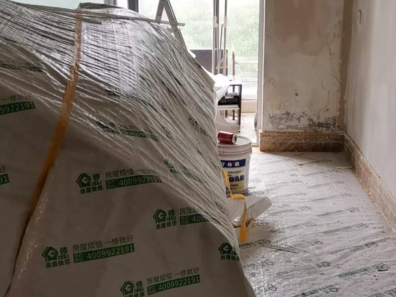 墻面翻新裝修：首先在做翻新的時候一定要把之前的墻面給處理干凈，粉化嚴重的一定要鏟除干凈。由于之前的墻面有刷過油漆和乳膠漆，所在做完鏟除后一定要做打磨處理，將原來墻體上的結(jié)實的表皮及浮沉全部清理掉，如果說墻體出現(xiàn)小部分的凹陷以及裂縫的話可以用膩子稍微填補一下。 清理干凈的墻面一定要刷一道底漆，墻面底漆的主要作用就是抗堿防潮、封固基材、保護面漆、提高面漆的質(zhì)量以及遮蓋力。尤其是對老房子進行翻新的時候底漆是特別的重要，如果說是直接的上面漆的話墻面就很容易起泡發(fā)霉，時間不久后就會再一次出現(xiàn)脫落現(xiàn)象，不能重蹈覆轍。在修補的過程中要是沒有做到全面，并且上漆過程已經(jīng)做了的話那就會顯得相當?shù)穆闊掀峁こ掏瓿珊蟮脑捲賹]有修補到的地方進行修補的話就會很難達到預想效果。 在上面漆之前要裝油漆按照漆桶的說明配比及涂刷，要準備足夠的量，保證顏色的相同，不要因為量少缺量后來進行后補，這樣很容易發(fā)生色差的問題。刷面漆時要選擇質(zhì)量好的刷漆滾筒，這樣刷出來的質(zhì)地才會更加的均勻好看。刷完漆之后要注意通風問題，因為稀釋劑中的二甲苯成分會與乳膠漆中的成分發(fā)生化學反應導致墻面泛黃。