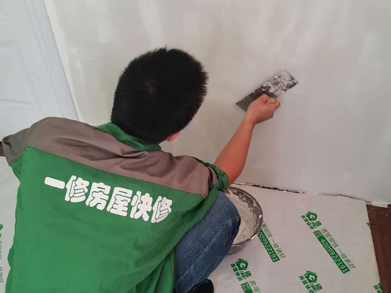 墻面刮膩?zhàn)诱移?第一遍刮石膏粉，好處是干得快，尤其是陰雨潮濕的天氣施工就更顯現(xiàn)其優(yōu)點(diǎn)。石膏硬度好，附著力好干了不容易開(kāi)裂收縮，填充力好，能堵住墻體上小 眼眼，干了后就不能再出現(xiàn)小眼眼了。而用膩?zhàn)友a(bǔ)干了后收縮又能看見(jiàn)小眼眼，如果補(bǔ)太厚了干得又慢，所以第一遍一定要刮石膏，要用全膠水。 第二遍，刮膩?zhàn)?，這一遍刮的重點(diǎn)就是找平，由于墻體不是那么平整和直順，因而就需要刮膩?zhàn)觼?lái)找平和找直，陽(yáng)角一定要拿3米左右長(zhǎng)的鋁合金靠尺做靠尺校直， 陰角一定需要用校直，這樣就能看見(jiàn)棱是棱角是角，效果就很好了。等干透了就打磨一遍，這個(gè)要求不需要太高，但必須等干了以后才能上第三遍膩?zhàn)印? width=