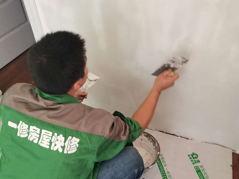 墻面刮膩?zhàn)诱移?第一遍刮石膏粉，好處是干得快，尤其是陰雨潮濕的天氣施工就更顯現(xiàn)其優(yōu)點(diǎn)。石膏硬度好，附著力好干了不容易開(kāi)裂收縮，填充力好，能堵住墻體上小 眼眼，干了后就不能再出現(xiàn)小眼眼了。而用膩?zhàn)友a(bǔ)干了后收縮又能看見(jiàn)小眼眼，如果補(bǔ)太厚了干得又慢，所以第一遍一定要刮石膏，要用全膠水。 第二遍，刮膩?zhàn)樱@一遍刮的重點(diǎn)就是找平，由于墻體不是那么平整和直順，因而就需要刮膩?zhàn)觼?lái)找平和找直，陽(yáng)角一定要拿3米左右長(zhǎng)的鋁合金靠尺做靠尺校直， 陰角一定需要用校直，這樣就能看見(jiàn)棱是棱角是角，效果就很好了。等干透了就打磨一遍，這個(gè)要求不需要太高，但必須等干了以后才能上第三遍膩?zhàn)印? width=