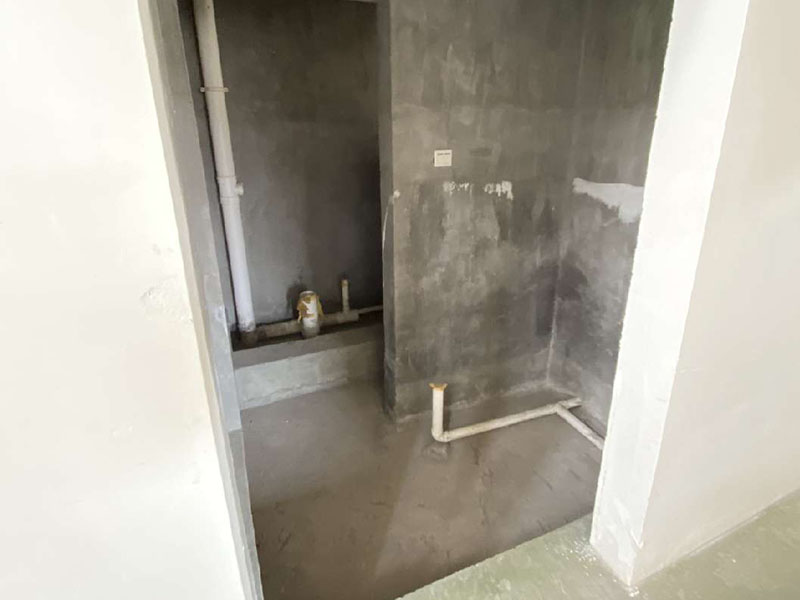 衛(wèi)生間防水處理：1、刷第一遍防水涂料。施工前確保工地干凈、干燥，防水涂料要涂滿，無遺漏，與基層結(jié)合牢固，無裂紋，無氣泡，無脫落現(xiàn)象。涂刷高度一致，厚度要達(dá)到產(chǎn)品規(guī)定要求。 2、刷第二遍防水涂料。注意、第二遍防水涂料間需要有一定時間間隔，待遍涂料干透后才能進(jìn)行第二遍，具體時間視涂料而定。間隔時間太短，防水的效果會大打折扣。 3、鋪保護(hù)層。為防止之后的施工破壞防水層，需在防水涂料表面鋪上保護(hù)層。保護(hù)層要完全覆蓋防水層，無遺漏，與基層結(jié)合牢固，無裂紋，無氣泡，無脫落現(xiàn)象。 4、閉水試驗。閉水試驗時，地面點的水線不能低于2厘米，保存至少24小時，觀察無滲漏現(xiàn)象后方算合格。如有滲漏，需重做，切莫不能疏忽大意。