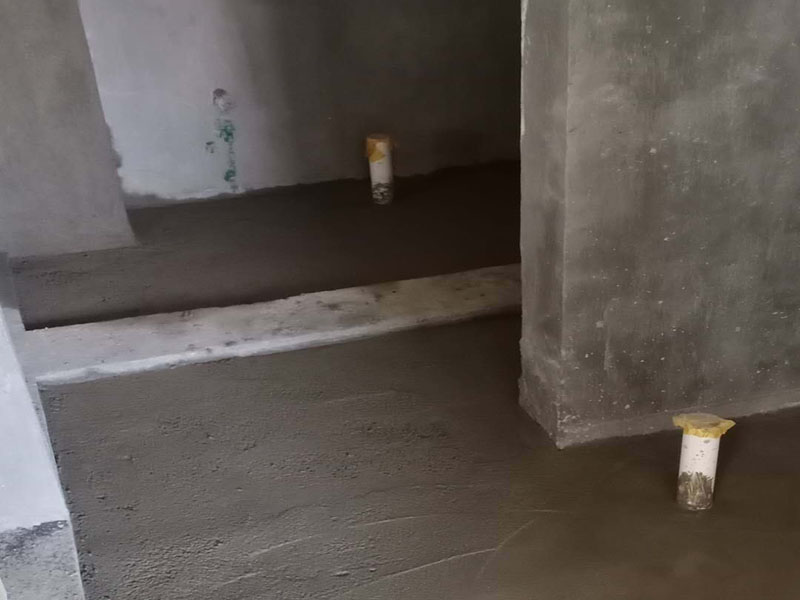 衛(wèi)生間防水處理：1、刷第一遍防水涂料。施工前確保工地干凈、干燥，防水涂料要涂滿，無遺漏，與基層結(jié)合牢固，無裂紋，無氣泡，無脫落現(xiàn)象。涂刷高度一致，厚度要達(dá)到產(chǎn)品規(guī)定要求。 2、刷第二遍防水涂料。注意、第二遍防水涂料間需要有一定時間間隔，待遍涂料干透后才能進(jìn)行第二遍，具體時間視涂料而定。間隔時間太短，防水的效果會大打折扣。 3、鋪保護(hù)層。為防止之后的施工破壞防水層，需在防水涂料表面鋪上保護(hù)層。保護(hù)層要完全覆蓋防水層，無遺漏，與基層結(jié)合牢固，無裂紋，無氣泡，無脫落現(xiàn)象。 4、閉水試驗。閉水試驗時，地面點的水線不能低于2厘米，保存至少24小時，觀察無滲漏現(xiàn)象后方算合格。如有滲漏，需重做，切莫不能疏忽大意。