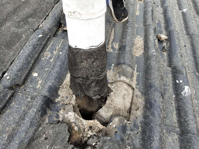 屋頂管道防水維修：1.清洗原地面,待干;2.做防水層。用材不是重要的,市面上的正品材料都是好的,關(guān)鍵是做工,邊邊角角、凹凹凸凸、細(xì)縫小孔等一點(diǎn)都不能馬虎。若是液體材料,至少做三遍;3.封水泥沙漿,約5cm厚,保護(hù)防水層。