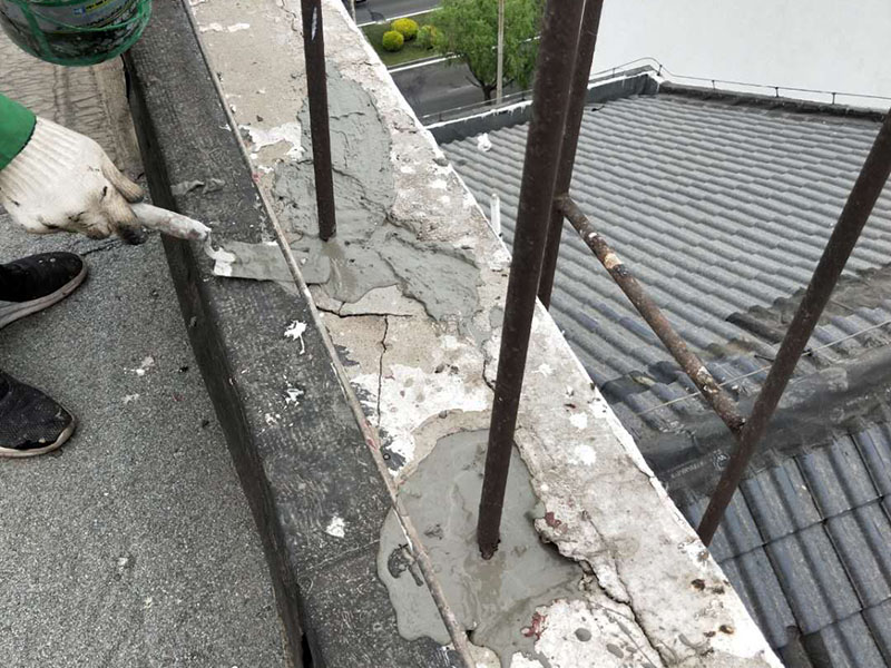 屋頂管道防水維修：1.清洗原地面,待干;2.做防水層。用材不是重要的,市面上的正品材料都是好的,關(guān)鍵是做工,邊邊角角、凹凹凸凸、細(xì)縫小孔等一點(diǎn)都不能馬虎。若是液體材料,至少做三遍;3.封水泥沙漿,約5cm厚,保護(hù)防水層。