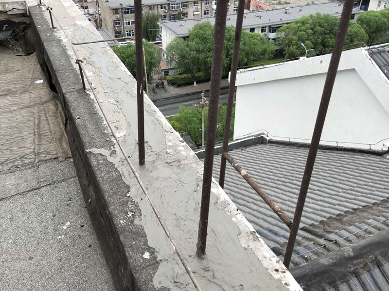 屋頂管道防水維修：1.清洗原地面,待干;2.做防水層。用材不是重要的,市面上的正品材料都是好的,關(guān)鍵是做工,邊邊角角、凹凹凸凸、細(xì)縫小孔等一點(diǎn)都不能馬虎。若是液體材料,至少做三遍;3.封水泥沙漿,約5cm厚,保護(hù)防水層。