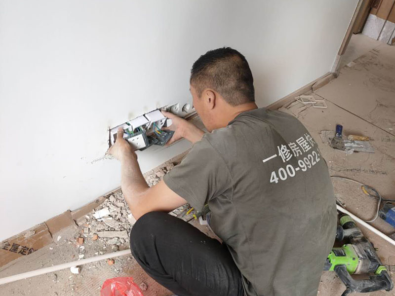 插座面板安裝:1.首先插座的導(dǎo)線安裝上需要注意，電源導(dǎo)線需要使用銅線橫截面，布線時(shí)一定要遵循“火線進(jìn)開關(guān)，零線進(jìn)燈頭”的原則，還要在插座上設(shè)漏電保護(hù)裝置。 2.先確定好各個(gè)插座需要安裝的位置，在日后電器使用來決定。一般明裝距離地面最好不低于1.8米，暗裝距離地面不低于 0.3米，廚房和衛(wèi)生間的插座應(yīng)在1.5米以上，空調(diào)插座至少要在2米以上。 3.臥室床頭多做二插，廚衛(wèi)多做三插。 4.要是日后是用來使用空調(diào)、冰箱、抽油煙機(jī)等大功率電器，那么就需要使用獨(dú)立插座，超負(fù)荷運(yùn)行，易引起火災(zāi)。三孔插座的地線一定要接，不可以讓之形同虛設(shè)，不然一旦漏電，會(huì)導(dǎo)致觸電。多設(shè)幾個(gè)回路，防止一個(gè)短路全房間用電癱瘓。 5.需要暗裝用插座外盒框畫出框架，然后按照畫出的框架線挖坑，深度與插座厚度相當(dāng)。