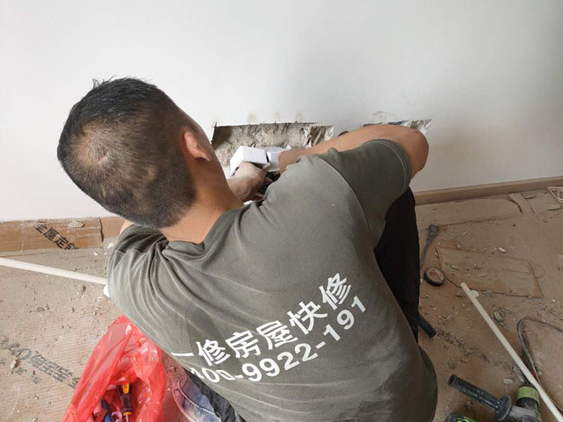 插座面板安裝:1.首先插座的導(dǎo)線安裝上需要注意，電源導(dǎo)線需要使用銅線橫截面，布線時(shí)一定要遵循“火線進(jìn)開關(guān)，零線進(jìn)燈頭”的原則，還要在插座上設(shè)漏電保護(hù)裝置。 2.先確定好各個(gè)插座需要安裝的位置，在日后電器使用來決定。一般明裝距離地面最好不低于1.8米，暗裝距離地面不低于 0.3米，廚房和衛(wèi)生間的插座應(yīng)在1.5米以上，空調(diào)插座至少要在2米以上。 3.臥室床頭多做二插，廚衛(wèi)多做三插。 4.要是日后是用來使用空調(diào)、冰箱、抽油煙機(jī)等大功率電器，那么就需要使用獨(dú)立插座，超負(fù)荷運(yùn)行，易引起火災(zāi)。三孔插座的地線一定要接，不可以讓之形同虛設(shè)，不然一旦漏電，會(huì)導(dǎo)致觸電。多設(shè)幾個(gè)回路，防止一個(gè)短路全房間用電癱瘓。 5.需要暗裝用插座外盒框畫出框架，然后按照畫出的框架線挖坑，深度與插座厚度相當(dāng)。