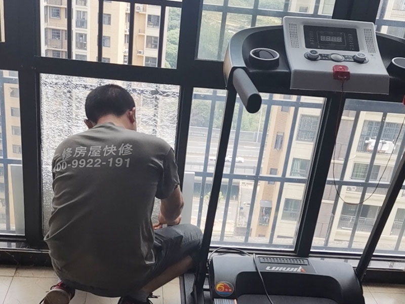 鋼化玻璃更換：鋼化玻璃門若是不符合安裝尺寸，再返工就非常麻煩，因此在開始測(cè)量的時(shí)候就要做到準(zhǔn)確。用玻璃吸盤先把玻璃板西經(jīng)，玻璃就位。將玻璃板上部插入門框里的限位槽，再把玻璃板的下部安放于底托飾面的對(duì)口縫內(nèi)。玻璃板固定好厚，在頂部的限位槽與底托的固定處，和玻璃板與框柱的對(duì)縫位置等注膠封口。門扇高度確定以后，在玻璃板與進(jìn)出橫檔內(nèi)的兩側(cè)空隙處，同時(shí)通過兩邊插入小木條，輕敲穩(wěn)實(shí)，在小木條、門扇玻璃與橫檔之間形成的縫隙里注入玻璃膠，再用以上方法處理殘跡。