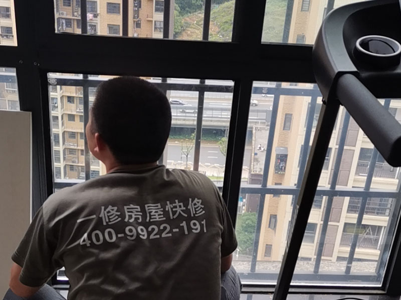 鋼化玻璃更換：鋼化玻璃門若是不符合安裝尺寸，再返工就非常麻煩，因此在開始測(cè)量的時(shí)候就要做到準(zhǔn)確。用玻璃吸盤先把玻璃板西經(jīng)，玻璃就位。將玻璃板上部插入門框里的限位槽，再把玻璃板的下部安放于底托飾面的對(duì)口縫內(nèi)。玻璃板固定好厚，在頂部的限位槽與底托的固定處，和玻璃板與框柱的對(duì)縫位置等注膠封口。門扇高度確定以后，在玻璃板與進(jìn)出橫檔內(nèi)的兩側(cè)空隙處，同時(shí)通過兩邊插入小木條，輕敲穩(wěn)實(shí)，在小木條、門扇玻璃與橫檔之間形成的縫隙里注入玻璃膠，再用以上方法處理殘跡。
