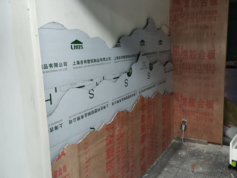 門店背景墻裝修：清掃基層、填補(bǔ)縫隙→石膏板面接縫處貼接縫帶、補(bǔ)膩?zhàn)?、磨砂?rarr;滿刮膩?zhàn)?、磨?rarr;涂刷防潮劑→涂刷底膠→墻面彈線→壁紙浸水→壁紙、基層涂刷粘結(jié)劑→墻紙裁紙、刷膠→上墻裱貼、拼縫、搭接、對(duì)花→趕壓膠粘劑氣泡→擦凈膠水→修整。