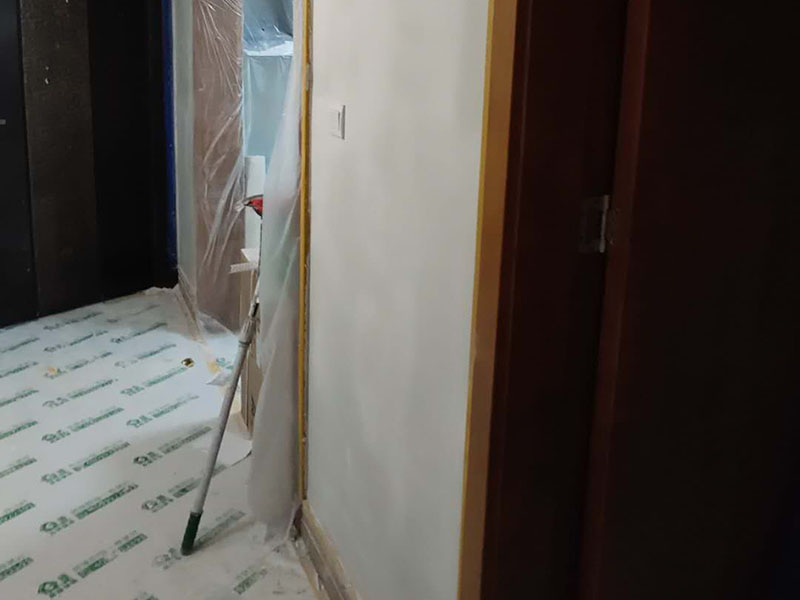 全屋墻面翻新：舊墻的基本處理bai包括清理舊墻面原有的乳膠du漆和膩?zhàn)訉拥溺P除、木zhi裝修、其他表面裝飾物（如壁紙）的拆除，如果只是裝修了一兩年的墻面，墻面的膩?zhàn)涌梢圆挥苗P除，用鋼刷和砂紙打磨墻面后就可以重新涂刷乳膠漆，如果裝修時間較長的就需要將膩?zhàn)訉隅P除后再進(jìn)行后續(xù)工序。切記舊墻面一定要進(jìn)行處理，不能直接涂刷，粉化嚴(yán)重的墻面要鏟除后，抹上一層白水泥，再進(jìn)行涂刷。 墻面涂刷底漆的作用是抗堿防潮、封固基材、保護(hù)面漆，提高面漆的質(zhì)感和遮蓋力。如果沒有刷底漆就直接上面漆的話，時間一長墻面就容易起泡、發(fā)霉，經(jīng)陽光長時間照射也會發(fā)生墻面變色的情況。