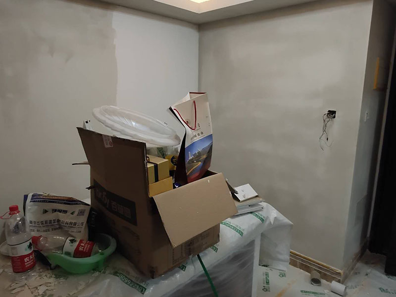 全屋墻面翻新：舊墻的基本處理bai包括清理舊墻面原有的乳膠du漆和膩?zhàn)訉拥溺P除、木zhi裝修、其他表面裝飾物（如壁紙）的拆除，如果只是裝修了一兩年的墻面，墻面的膩?zhàn)涌梢圆挥苗P除，用鋼刷和砂紙打磨墻面后就可以重新涂刷乳膠漆，如果裝修時間較長的就需要將膩?zhàn)訉隅P除后再進(jìn)行后續(xù)工序。切記舊墻面一定要進(jìn)行處理，不能直接涂刷，粉化嚴(yán)重的墻面要鏟除后，抹上一層白水泥，再進(jìn)行涂刷。 墻面涂刷底漆的作用是抗堿防潮、封固基材、保護(hù)面漆，提高面漆的質(zhì)感和遮蓋力。如果沒有刷底漆就直接上面漆的話，時間一長墻面就容易起泡、發(fā)霉，經(jīng)陽光長時間照射也會發(fā)生墻面變色的情況。