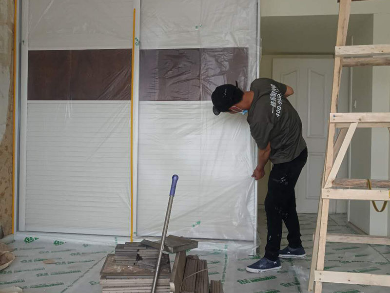 家具地板保護(hù)：在進(jìn)行家居裝修的過(guò)程中，首先完成的就是地面的鋪設(shè)。因此，我們?cè)谶M(jìn)行其余施工時(shí)一定要注意對(duì)剛鋪好的地板進(jìn)行保護(hù)。而在裝修時(shí)灰塵是一定避免不了的，為了防止嶄新的地板被沾染灰塵以及施工團(tuán)隊(duì)人員等的腳印，最好先在地板上鋪一層防塵布等作為保護(hù)膜。除此之外，還是要在一天裝修結(jié)束后的時(shí)間里對(duì)防塵布等進(jìn)行灰塵的清除和家居保養(yǎng)工作，特別是灰塵堆積過(guò)厚的地方，以免將來(lái)裝修結(jié)束后因?yàn)榛覊m過(guò)多清理時(shí)意外污染地板。