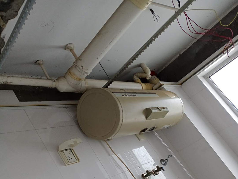 衛(wèi)生間吊頂安裝：明確電器及龍骨的具體位置。確du定吊頂安裝高度，浴霸zhi一般在2.1m-2.3m間可以發(fā)揮最大效果。高度明確后，做水平安裝角線。用螺絲或膠水(以防瓷磚被破壞)固定角線，轉(zhuǎn)彎處其對角應拼貼整齊，不留明顯縫隙。龍骨位置確定后，用沖擊鉆打孔。按具體長度切割、組裝吊桿螺絲。吊桿螺絲緊固于鉆孔中。將主龍骨安裝于吊桿螺絲下的固定環(huán)，三角龍骨固定于主龍骨上。裝好后適當調(diào)節(jié)，逐漸緊固連接處螺絲，以確保平直。方形鋁扣板吊頂有兩種安裝方法：邊沿裝、中間裝，依具體情況而定。裝第一塊板十分重要，它決定了其他板的位置和水平。
