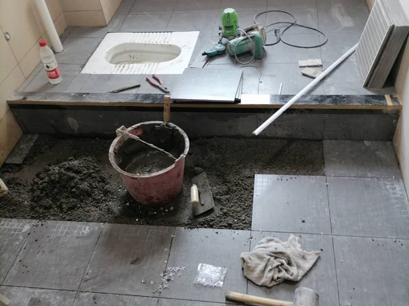 衛(wèi)生間貼磚維修：先選材料，衛(wèi)生間瓷磚我們可以選用小瓷磚，像小方塊這種類(lèi)型的，這樣自己貼的時(shí)候會(huì)很方便。將水泥與少量建筑膠混合拌勻，做成粘貼劑。把粘貼劑用鏟刀鏟到地面刮平后將瓷磚鋪上，再用鏟刀壓實(shí)，這樣自上而下或自左而右的一排排粘貼即可。全部鋪完后，用白水泥漿美縫，把瓷磚間的間隙填實(shí)，這樣就完成了。
