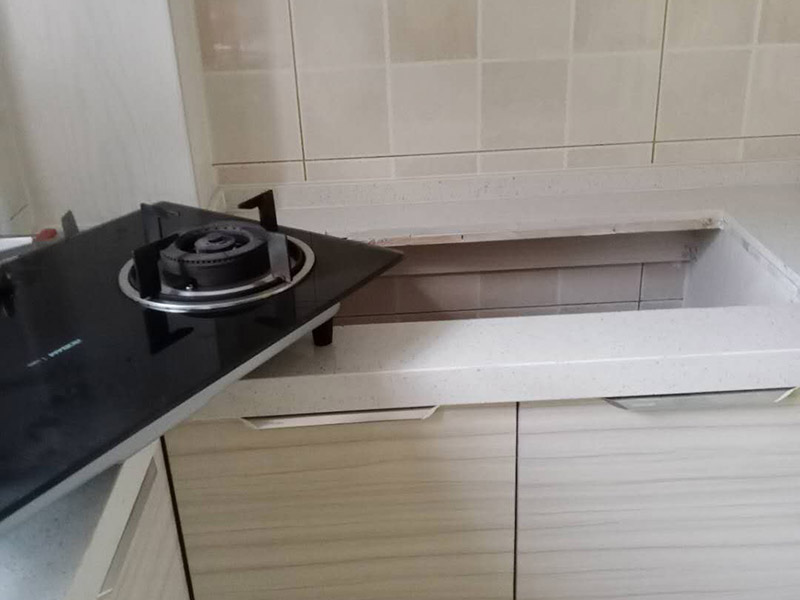 煙機灶具安裝：頂吸式煙機灶具距離灶臺的高度一般在65-75cm間，側吸式煙機灶具底部距離灶臺距離可以更近，一般在35-45cm間。頂吸式和側吸式煙機都是水平安裝在灶具正上方，煙機與灶具中心位置重合時吸煙效果最好。千萬不要將煙機灶具安裝在挨近門窗等空氣對流強的位置，非常影響吸煙效果?？赡芎芏嗳苏J為離窗戶近一些效果好，這是個誤區(qū)。如果空氣對流過大，油煙在上升至25cm的有效吸力范圍前就已經(jīng)擴散了，煙機吸煙效果不好。一般來說，在進行櫥柜設計之前，需要將煙機灶具的款式尺寸給到櫥柜廠商，預留出煙機灶具的位置。保險起見，先安裝櫥柜會比較好，否則容易碰壞煙機灶具。最好的情況是將兩者安排在同一天安裝，協(xié)調(diào)安裝，效果最好。
