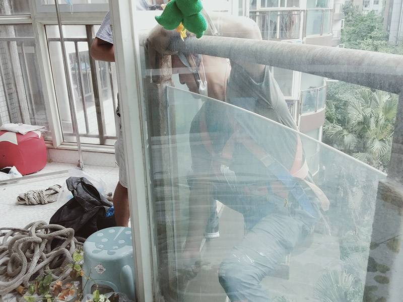 陽臺玻璃更換維修：1.首先我們將要處理的陽臺清理干凈,用水沖洗,自然曬干。 2.處理鋁合金鋼化玻璃框的灰塵,用抹布擦除即可。 3.安裝固定邊條。 4.固定邊條安裝好后,我們將鋁合金鋼化玻璃框擺放至固定邊條上。 5.用十字螺絲刀和自攻螺絲固定玻璃框。