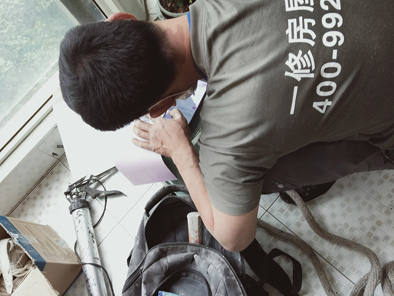 陽臺玻璃更換維修：1.首先我們將要處理的陽臺清理干凈,用水沖洗,自然曬干。 2.處理鋁合金鋼化玻璃框的灰塵,用抹布擦除即可。 3.安裝固定邊條。 4.固定邊條安裝好后,我們將鋁合金鋼化玻璃框擺放至固定邊條上。 5.用十字螺絲刀和自攻螺絲固定玻璃框。