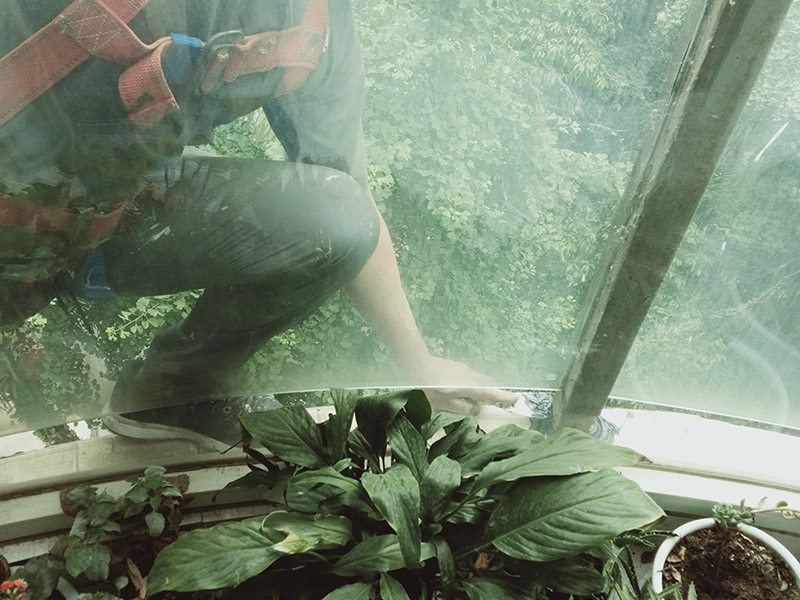 陽臺玻璃更換維修：1.首先我們將要處理的陽臺清理干凈,用水沖洗,自然曬干。 2.處理鋁合金鋼化玻璃框的灰塵,用抹布擦除即可。 3.安裝固定邊條。 4.固定邊條安裝好后,我們將鋁合金鋼化玻璃框擺放至固定邊條上。 5.用十字螺絲刀和自攻螺絲固定玻璃框。