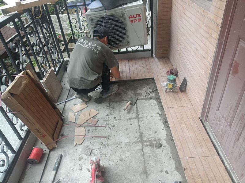入戶門地磚鋪貼：要在地面刷一遍水泥和水比例為0.4—0.5的素水泥水。然后鋪上1：3的砂漿，砂漿要干濕適度，標準是“手握成團，落地開花”，砂漿攤開鋪平把地磚鋪在砂漿上，用橡皮錘敲打結(jié)實和第一塊基準磚平齊。敲打結(jié)實后，拿起瓷磚，看砂漿是否有欠漿或不平整的地方，撒上砂漿補充填實。第二次把瓷磚鋪上，敲打結(jié)實至和基準磚平齊。檢查地面砂漿是否已經(jīng)飽滿，有沒有縫隙，如果已經(jīng)飽滿和平整，在瓷磚上均勻地涂抹一層素水泥漿。用刮刀從磚縫中間劃一道，保證磚與磚之間要有一定的、均勻的縫隙，防止熱脹冷縮對磚造成損壞，用刮刀在兩塊磚上縱向來回劃拉，檢查兩塊磚是否平齊。