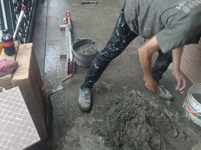 入戶門地磚鋪貼：要在地面刷一遍水泥和水比例為0.4—0.5的素水泥水。然后鋪上1：3的砂漿，砂漿要干濕適度，標準是“手握成團，落地開花”，砂漿攤開鋪平把地磚鋪在砂漿上，用橡皮錘敲打結(jié)實和第一塊基準磚平齊。敲打結(jié)實后，拿起瓷磚，看砂漿是否有欠漿或不平整的地方，撒上砂漿補充填實。第二次把瓷磚鋪上，敲打結(jié)實至和基準磚平齊。檢查地面砂漿是否已經(jīng)飽滿，有沒有縫隙，如果已經(jīng)飽滿和平整，在瓷磚上均勻地涂抹一層素水泥漿。用刮刀從磚縫中間劃一道，保證磚與磚之間要有一定的、均勻的縫隙，防止熱脹冷縮對磚造成損壞，用刮刀在兩塊磚上縱向來回劃拉，檢查兩塊磚是否平齊。