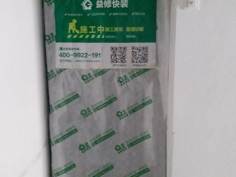 衛(wèi)生間貼瓷磚：首先進(jìn)行地面清掃，不打掃干凈會(huì)翹邊、空鼓的du;放水平線然后分塊;地面要濕潤(rùn)進(jìn)行dao灑水;采用兩種砂漿，打砂漿的基層，一般要進(jìn)行干鋪;地磚是不是出現(xiàn)了空鼓是很重要的;還要在磚底涂抹上漿;鋪貼的時(shí)候要用橡皮錘敲擊，做拉縫、表面清理，對(duì)瓷磚進(jìn)行勾縫處理即可。最重要的是保護(hù)好成品，以防造成污染和損傷。
