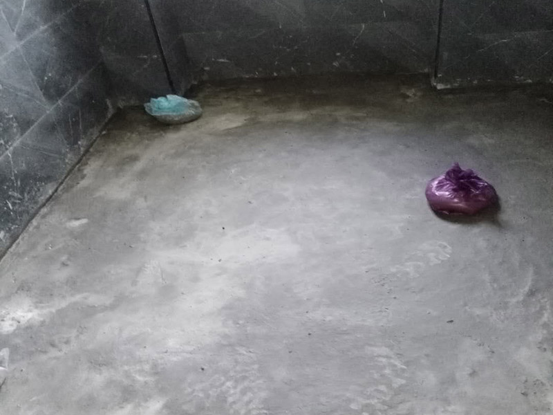 衛(wèi)生間防水測(cè)試：1.利用水泥砂漿水泥砂漿或豆石混凝土鋪平坡度。訣竅是：地漏附近坡度大，門(mén)口附近坡度小。 2.利用管根密封膏封嚴(yán)管線，管線要穿透樓板根部。刷防水涂料時(shí)可以貼1-2層玻璃絲布加強(qiáng)防水性。 3.墻壁表面打磨成干凈平光沒(méi)有顆粒灰塵，墻壁與地面的交接區(qū)域注意原角和坡角的設(shè)置。 .聚氨酯防水涂膜由管根和墻角處開(kāi)始進(jìn)行涂抹，在常溫下經(jīng)過(guò)4小時(shí)放干后，再大面積涂抹和刮刷。注意涂料總厚度大于1. 5毫米，不能有漏刮和鼓泡的不良現(xiàn)象。24小時(shí)后立面涂刷下一層，之后再以垂直的方向進(jìn)行二次涂刷。最后涂膜半固化，拋甩粗砂粒方便與水泥砂漿融合。 5.防水層的設(shè)置與具體區(qū)域有關(guān)。防水地面的防水層應(yīng)高出地面200寬，地面防水層應(yīng)超出衛(wèi)生間門(mén)口以外300寬。而又淋浴的衛(wèi)生間墻面防水層則應(yīng)設(shè)置為高出地面1800寬。 6.展開(kāi)閉水實(shí)驗(yàn)的時(shí)候，先完成防水工作再利用包立管方法。之后再局部進(jìn)行防水。閉水試驗(yàn)也可為了避免破壞地面防水層而免做。