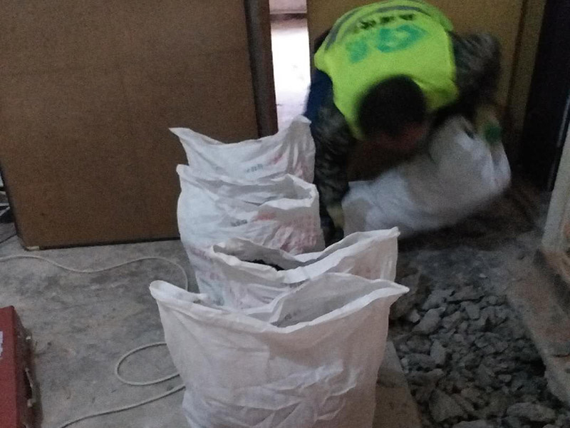 地面開槽建渣處理:1、開槽過程中，不允許出現(xiàn)在承重墻面橫向開槽大于100cm的現(xiàn)象，因為橫向開槽將破壞整樓的承重，使得抗震能力降低而且墻面容易開裂。如果是保溫墻的話，開很長的橫槽有可能會導(dǎo)致開槽上部的保溫層整體脫落。墻面開槽一般都應(yīng)該是豎向垂直開槽。 　　2、預(yù)埋直徑1.6cm的線管墻體開槽的深度不得小于3cm，這樣封槽后刮膩子就不出現(xiàn)墻面不平整的現(xiàn)象了，也避免時間長了因封槽太淺導(dǎo)致墻漆開裂。 　　3、開槽過程中如遇線管90°彎時，應(yīng)擴大開槽的位置，使線管能呈現(xiàn)出兩個45°彎，以便于施工過程中穿線和日后檢修。 　　4、線槽和線槽的距離不能小于100mm，同一條線槽內(nèi)布線管數(shù)不建議超過6根。 　　5、天花吊燈位移位時，樓板頂面的開槽一定要注意鋼筋位置，打槽的深度約10mm，便于穿黃臘管后并綁膠布布線，嚴禁裸線布設(shè)。