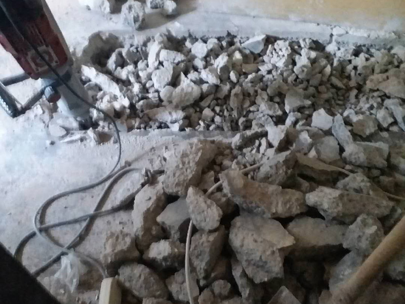 地面開槽建渣處理:1、開槽過程中，不允許出現(xiàn)在承重墻面橫向開槽大于100cm的現(xiàn)象，因為橫向開槽將破壞整樓的承重，使得抗震能力降低而且墻面容易開裂。如果是保溫墻的話，開很長的橫槽有可能會導(dǎo)致開槽上部的保溫層整體脫落。墻面開槽一般都應(yīng)該是豎向垂直開槽。 　　2、預(yù)埋直徑1.6cm的線管墻體開槽的深度不得小于3cm，這樣封槽后刮膩子就不出現(xiàn)墻面不平整的現(xiàn)象了，也避免時間長了因封槽太淺導(dǎo)致墻漆開裂。 　　3、開槽過程中如遇線管90°彎時，應(yīng)擴大開槽的位置，使線管能呈現(xiàn)出兩個45°彎，以便于施工過程中穿線和日后檢修。 　　4、線槽和線槽的距離不能小于100mm，同一條線槽內(nèi)布線管數(shù)不建議超過6根。 　　5、天花吊燈位移位時，樓板頂面的開槽一定要注意鋼筋位置，打槽的深度約10mm，便于穿黃臘管后并綁膠布布線，嚴禁裸線布設(shè)。