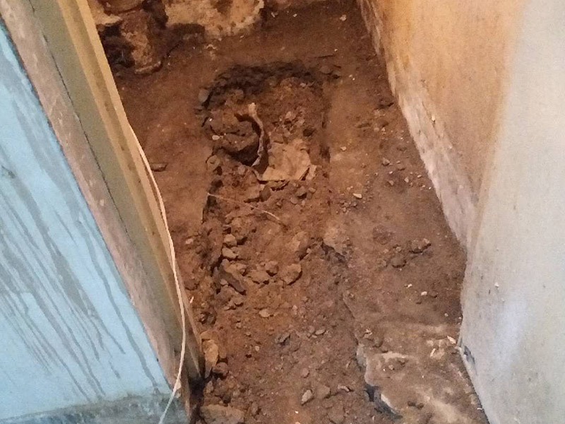 地面開槽建渣處理:1、開槽過程中，不允許出現(xiàn)在承重墻面橫向開槽大于100cm的現(xiàn)象，因為橫向開槽將破壞整樓的承重，使得抗震能力降低而且墻面容易開裂。如果是保溫墻的話，開很長的橫槽有可能會導(dǎo)致開槽上部的保溫層整體脫落。墻面開槽一般都應(yīng)該是豎向垂直開槽。 　　2、預(yù)埋直徑1.6cm的線管墻體開槽的深度不得小于3cm，這樣封槽后刮膩子就不出現(xiàn)墻面不平整的現(xiàn)象了，也避免時間長了因封槽太淺導(dǎo)致墻漆開裂。 　　3、開槽過程中如遇線管90°彎時，應(yīng)擴大開槽的位置，使線管能呈現(xiàn)出兩個45°彎，以便于施工過程中穿線和日后檢修。 　　4、線槽和線槽的距離不能小于100mm，同一條線槽內(nèi)布線管數(shù)不建議超過6根。 　　5、天花吊燈位移位時，樓板頂面的開槽一定要注意鋼筋位置，打槽的深度約10mm，便于穿黃臘管后并綁膠布布線，嚴禁裸線布設(shè)。