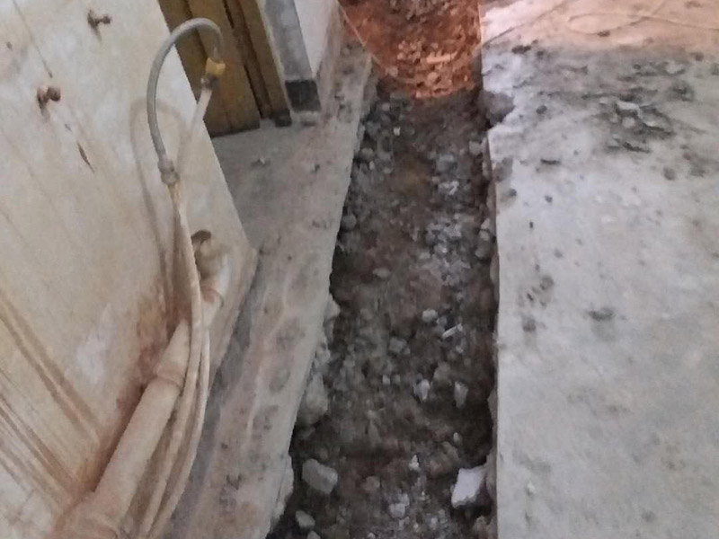 地面開槽建渣處理:1、開槽過程中，不允許出現(xiàn)在承重墻面橫向開槽大于100cm的現(xiàn)象，因為橫向開槽將破壞整樓的承重，使得抗震能力降低而且墻面容易開裂。如果是保溫墻的話，開很長的橫槽有可能會導(dǎo)致開槽上部的保溫層整體脫落。墻面開槽一般都應(yīng)該是豎向垂直開槽。 　　2、預(yù)埋直徑1.6cm的線管墻體開槽的深度不得小于3cm，這樣封槽后刮膩子就不出現(xiàn)墻面不平整的現(xiàn)象了，也避免時間長了因封槽太淺導(dǎo)致墻漆開裂。 　　3、開槽過程中如遇線管90°彎時，應(yīng)擴大開槽的位置，使線管能呈現(xiàn)出兩個45°彎，以便于施工過程中穿線和日后檢修。 　　4、線槽和線槽的距離不能小于100mm，同一條線槽內(nèi)布線管數(shù)不建議超過6根。 　　5、天花吊燈位移位時，樓板頂面的開槽一定要注意鋼筋位置，打槽的深度約10mm，便于穿黃臘管后并綁膠布布線，嚴禁裸線布設(shè)。