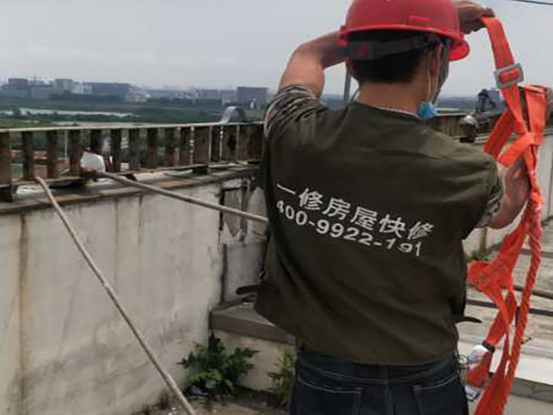 高空外墻防水：(1)窗框與墻體接縫防水密封，先后采用泡沫填縫劑和密封材料進(jìn)行施工。泡沫填縫劑為單組份聚氨酯發(fā)泡填縫材料。密封材料為單組份密封填充防水密封膠。 (2)外墻預(yù)留伸縮縫防水密封，采用單組份密封填充防水密封膠 (3)外墻面洞和較大裂縫防水密封前用噴水槍等工具將待治理的外墻面、伸縮縫、窗框等部位清理干凈，使施工的外墻面及縫、孔、洞部位達(dá)到無油、無塵土、無水泥松散顆粒等雜物。   待其干燥后，將孔、洞、縫用防水密封材料嵌填密實(shí)，并達(dá)到與原顏色一致，再用快速堵漏靈和透明防水膠膜進(jìn)行精心施工。