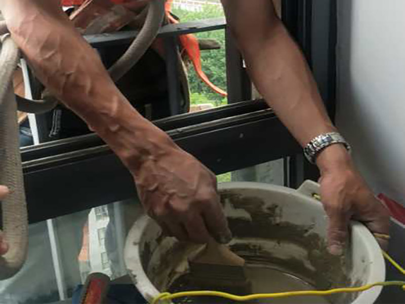 高空外墻防水：(1)窗框與墻體接縫防水密封，先后采用泡沫填縫劑和密封材料進(jìn)行施工。泡沫填縫劑為單組份聚氨酯發(fā)泡填縫材料。密封材料為單組份密封填充防水密封膠。 (2)外墻預(yù)留伸縮縫防水密封，采用單組份密封填充防水密封膠 (3)外墻面洞和較大裂縫防水密封前用噴水槍等工具將待治理的外墻面、伸縮縫、窗框等部位清理干凈，使施工的外墻面及縫、孔、洞部位達(dá)到無油、無塵土、無水泥松散顆粒等雜物。   待其干燥后，將孔、洞、縫用防水密封材料嵌填密實(shí)，并達(dá)到與原顏色一致，再用快速堵漏靈和透明防水膠膜進(jìn)行精心施工。