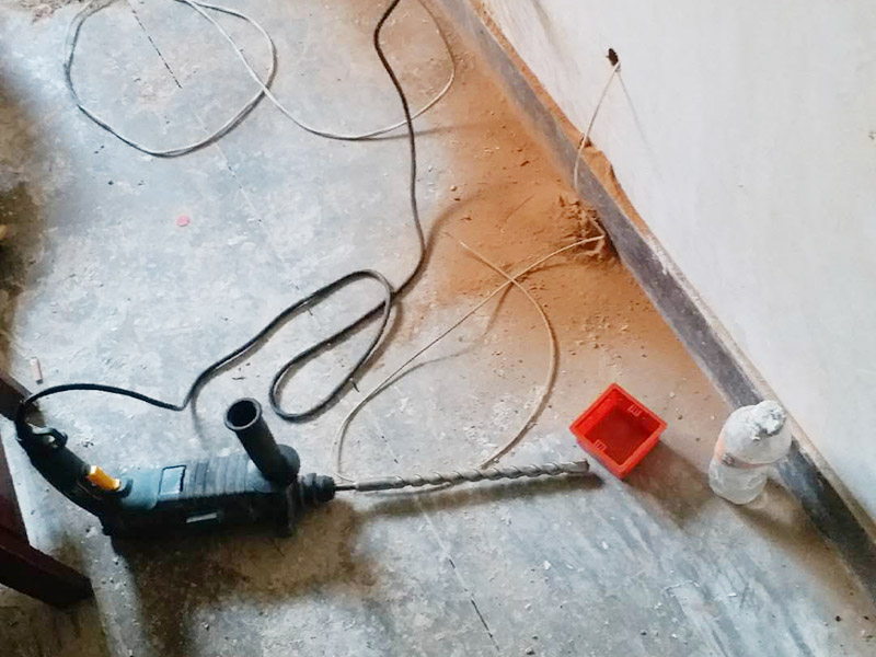 墻面電路開槽：進(jìn)行各種線路移位改造時，應(yīng)首先確定線路終端插座的位置，并在墻面標(biāo)畫出準(zhǔn)確的位置和尺寸，然后向就近的同類插座引線，引線的方法是:如果插座在墻的上部，在墻面垂直向上開槽，至墻的頂部安裝裝飾角線的安裝線內(nèi)；如果是在墻的下部，垂直向下開槽，至安裝踢腳板的底部。槽深15毫米左右，將電線導(dǎo)線裝入護(hù)線套管，臥入墻面槽內(nèi)，用水泥砂漿抹平，使之固定在墻內(nèi)。如果原插座保留，則重新安裝在原位置上，如果不保留，則應(yīng)用磚塊填堵后，用水泥砂漿抹平。沿地面的導(dǎo)線，在安裝踢腳板時，臥于踢腳板的底部內(nèi)側(cè)，沿頂角的導(dǎo)線，在安裝裝飾線時，隱蔽在裝飾角線的內(nèi)部。