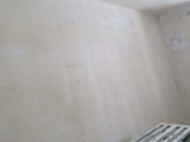 墻面清理翻新：墻面在進行刷漆的時候，把之前粘貼在墻面上的壁紙給拆下，否則壁紙蓋住的地方就會看不到。用批土刀來修整墻體的表面，有的墻面會出現(xiàn)污漬、開裂、起泡等現(xiàn)象，都要及時做處理。底漆一般不用特別來處理的墻面，如果是問題的墻面，那么就要針對相應的墻面問題來選擇專治問題的底漆。墻面涂刷的時候應該先從頂部開始再往下刷，否則會造成油漆滴落弄花已完成的墻面。