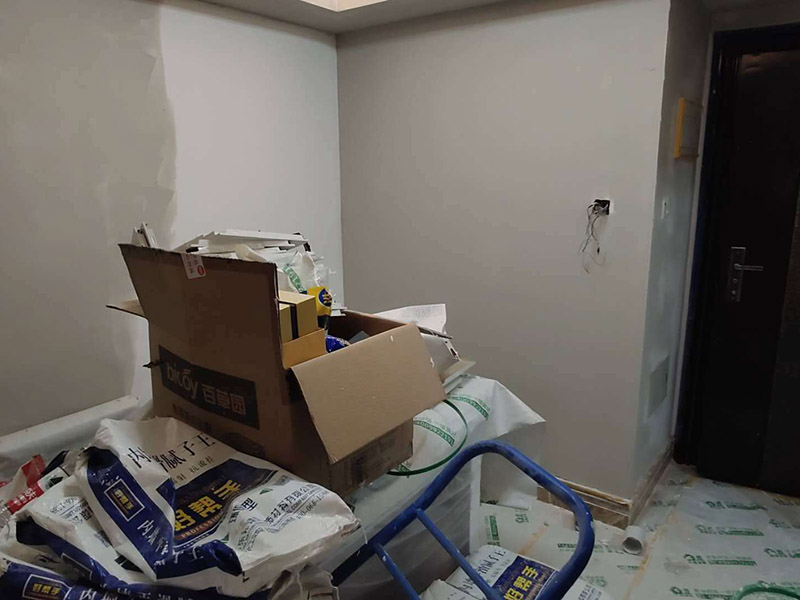 墻面清理翻新：墻面在進行刷漆的時候，把之前粘貼在墻面上的壁紙給拆下，否則壁紙蓋住的地方就會看不到。用批土刀來修整墻體的表面，有的墻面會出現(xiàn)污漬、開裂、起泡等現(xiàn)象，都要及時做處理。底漆一般不用特別來處理的墻面，如果是問題的墻面，那么就要針對相應的墻面問題來選擇專治問題的底漆。墻面涂刷的時候應該先從頂部開始再往下刷，否則會造成油漆滴落弄花已完成的墻面。