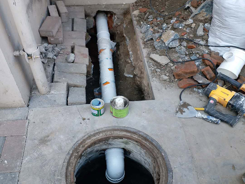管道更換維修：1.水管安裝后一定要進行增壓測試：增壓測試一般是在1.5倍水壓的情況下進行,在測試中應沒有漏水現(xiàn)象。 2.在沒有加壓條件下的簡單測試方法，但不完全可行。 3.水管走向：建議水管走頂最安全。主要是水路改造大部分走暗管，而水。