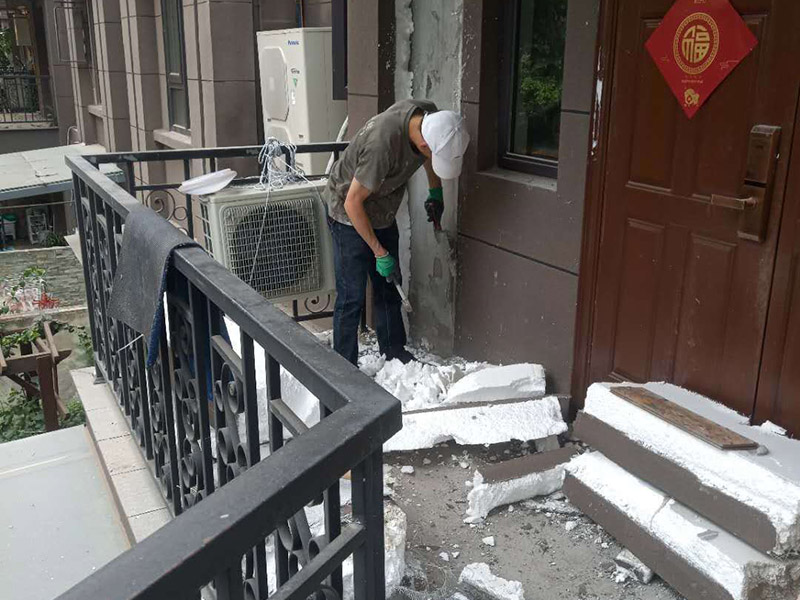 入戶門(mén)基層拆除清理：舊墻面基層處理相對(duì)新墻面來(lái)說(shuō)較復(fù)雜。先將舊墻上的裝飾物拆除，然后將舊墻上的粉塵、油污等洗刷干凈。對(duì)于舊墻面上開(kāi)裂脫落的部位，可用水泥砂漿將其進(jìn)行修補(bǔ)，在進(jìn)行墻體表面的拉毛壓平處理。 若墻體的表面有空鼓、裂縫等缺陷，則要將墻體表面的空鼓鏟除掉，并用膩?zhàn)踊蛩嗌皾{將墻體表面的裂縫、不平整之處修補(bǔ)平整則可用鏟刀或刮刀將其表面的浮砂或灰砂鏟掉，也可以用鋼絲刷或硬毛竹掃帚將其表面上的浮砂及灰砂清理干凈。