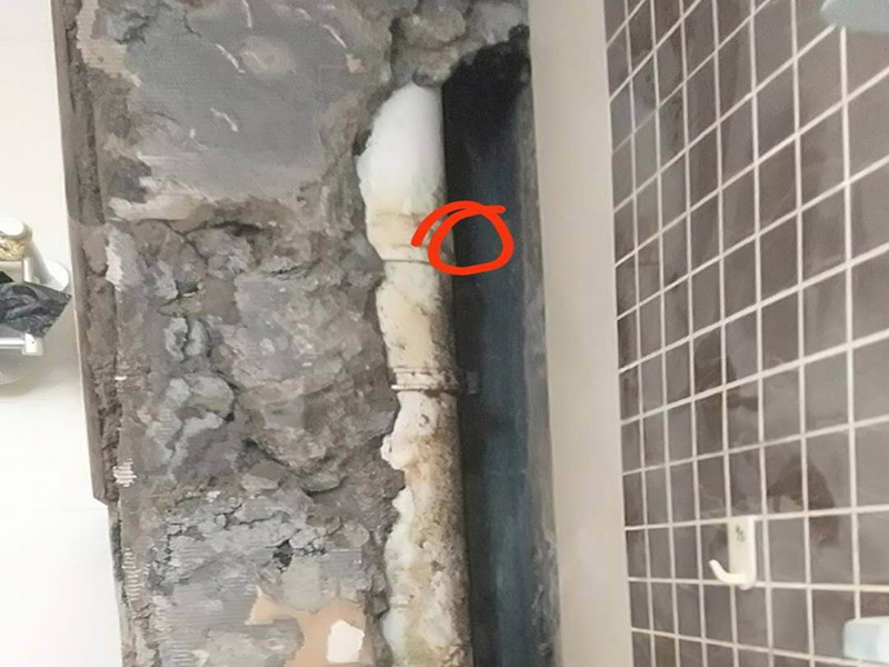 衛(wèi)生間管道維修：在沒有加壓條件下的簡單測試方法，但不完全可行。 關閉水管總閥。(即水表前面的水管開關) 打開房間里面的水龍頭20分鐘，確保沒水再滴后關閉所有的水龍頭。 關閉馬桶水箱和洗衣機等具有蓄水功能的設備進水開關。 打開水管總閥。 打開總閥后20分鐘查看水表是否走動，包括緩慢的走動。如果有走動，即為漏水了。如果沒有走動，可能沒事。(如果水表有問題或水管微滲，有可能難以確定。)所以建議施工完一定要進行水壓測試實驗，一般打壓8公斤，時間20-30分鐘。