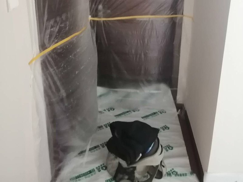 衛(wèi)生間管道維修：在沒有加壓條件下的簡單測試方法，但不完全可行。 關閉水管總閥。(即水表前面的水管開關) 打開房間里面的水龍頭20分鐘，確保沒水再滴后關閉所有的水龍頭。 關閉馬桶水箱和洗衣機等具有蓄水功能的設備進水開關。 打開水管總閥。 打開總閥后20分鐘查看水表是否走動，包括緩慢的走動。如果有走動，即為漏水了。如果沒有走動，可能沒事。(如果水表有問題或水管微滲，有可能難以確定。)所以建議施工完一定要進行水壓測試實驗，一般打壓8公斤，時間20-30分鐘。