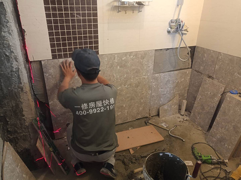 衛(wèi)生間貼磚施工：施工工藝流程; 基層處理--抹底子灰--彈線排磚--侵磚--鑲貼--擦縫--交工驗收 用一比三的水泥砂漿打底,打底厚度5~~7mm，待底子灰干六七成干時候，按圖紙要求，進行彈線，排磚。立好皮數(shù)桿，排磚形式有主要兩種直縫和錯縫。當?shù)孛嬗蟹核臅r候，注意安排好泛水。侵泡瓷磚，時間不少于兩個小時，陰干通常是3~~5小時。瓷磚在鑲貼時候，瓷磚下口坐在八字尺或直尺上。鋪貼的方式有離縫和無縫。鑲貼瓷磚從陽角開始，自下向上貼，瓷磚背面刀灰，貼上用力壓，用鏟刀木柄輕輕敲打，鋪貼時候砂漿飽滿，缺灰重貼，不得塞灰，貼6~~8塊，用靠尺校正。水管處先鋪周圍整塊磚，后鋪異型磚。最后擦縫。