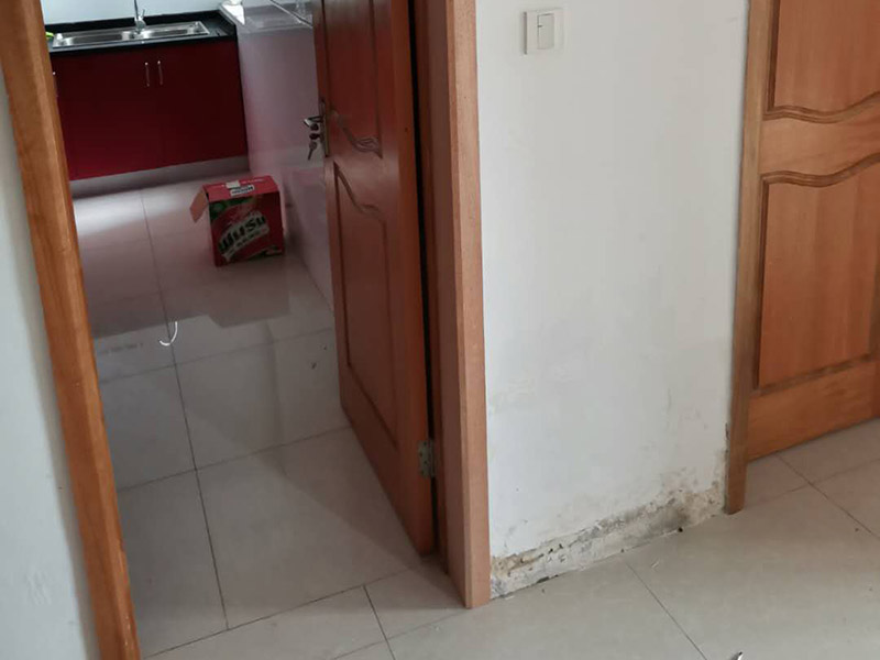 臥室門框維修：1.漆面表面劃傷用bai一只顏色與家具相同的普du通的繪圖用蠟筆，在劃痕zhi上劃一劃，使其與周邊漆面dao高度相同，再薄薄地涂上一層透明的清漆就可以了；2.油漆剝落修復(fù)，清漆家具表面小塊油漆剝落后可取同色廣告顏料涂補，再用清漆涂在表面，即完好如初3.裂縫填補用油灰和顏料拌勻后嵌入堵平，但要注意顏料要和原油灰的顏料、原油漆色彩一致，以防留下疤跡