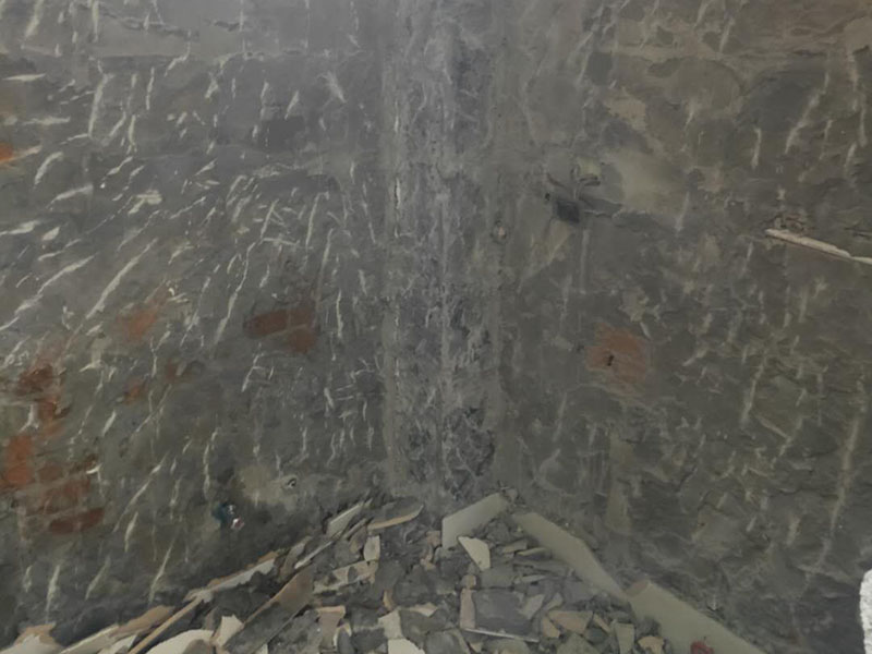 廚房拆除重裝：墻面上應該還有些其他東西，比如掛毛巾的架子，放廚具的架子等等。先把這些物品都小心翼翼的拆下來，還原一面光潔的墻面，才好進行拆卸工作。拆卸的時候要先從墻低的第一塊磚開始拆卸，要是直接隨便從上面那一塊拆卸，拆到一半就會擋住下面的瓷磚，讓下面的瓷磚不好拆了。先用垂子敲最下面的那塊磚，把瓷磚敲松動。送動后，再用戴了手套的手把瓷磚拿下來，小心碎了瓷磚不要劃到手了。墻面內有些地方會走一些管道，有煤氣管道，有電線管道，水管，網線等等。要注意這些管道，不要把墻里面的管道破壞了，不然拆了瓷磚又惹了新的問題要處理。