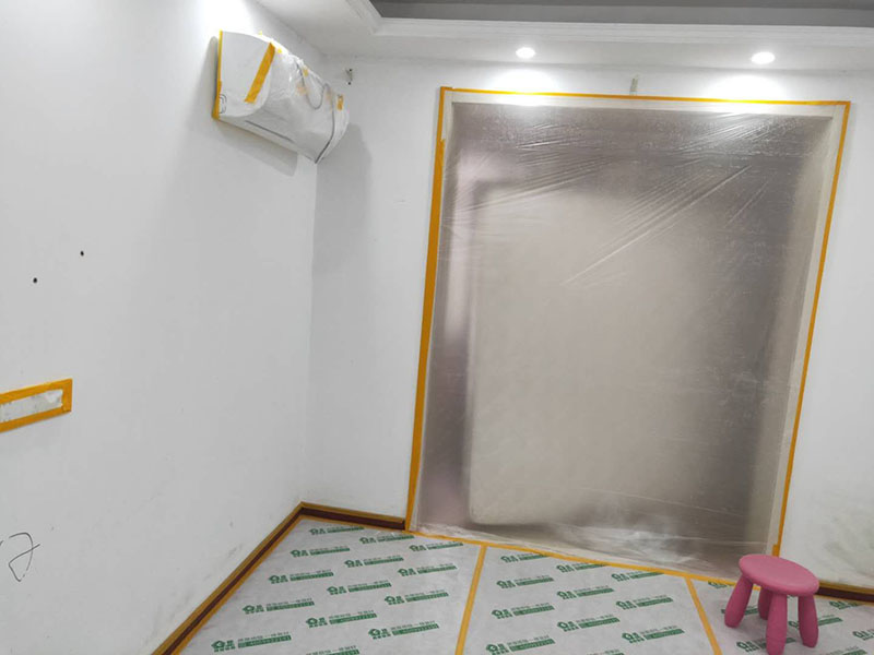 家具地面成品保護：1、墻地面瓷磚，在鋪貼未干固的情況下，不要急于勾縫，以免人為的造成瓷磚松動、高低不平，影響施工效果。 2、地面瓷磚干固前，不要在上面走動、堆放雜物，以免造成瓷磚松動、高低不平。 3、地面瓷磚鋪貼完后，使用成品保護膜覆蓋磚面。 既可以防止裝修時的沙子磨傷地面，同時也能有效的防止油漆涂料等有色液體滴落磚面，造成地面污染。
