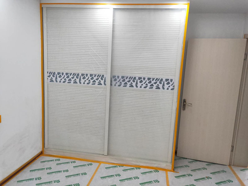 家具地面成品保護：1、墻地面瓷磚，在鋪貼未干固的情況下，不要急于勾縫，以免人為的造成瓷磚松動、高低不平，影響施工效果。 2、地面瓷磚干固前，不要在上面走動、堆放雜物，以免造成瓷磚松動、高低不平。 3、地面瓷磚鋪貼完后，使用成品保護膜覆蓋磚面。 既可以防止裝修時的沙子磨傷地面，同時也能有效的防止油漆涂料等有色液體滴落磚面，造成地面污染。