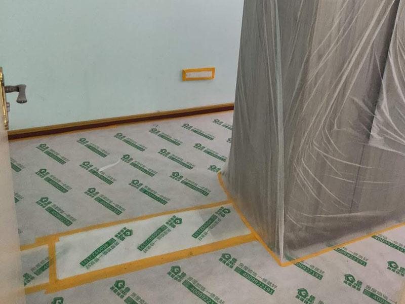 家具地面成品保護：1、墻地面瓷磚，在鋪貼未干固的情況下，不要急于勾縫，以免人為的造成瓷磚松動、高低不平，影響施工效果。 2、地面瓷磚干固前，不要在上面走動、堆放雜物，以免造成瓷磚松動、高低不平。 3、地面瓷磚鋪貼完后，使用成品保護膜覆蓋磚面。 既可以防止裝修時的沙子磨傷地面，同時也能有效的防止油漆涂料等有色液體滴落磚面，造成地面污染。